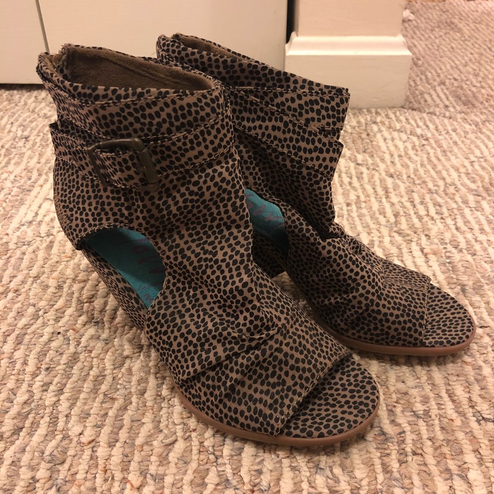 Black Spotted Blowfish Curved Wedges NWOT